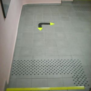 punkt ostrzegawczy i oznakowanie krawdzi - Muzeum Archeologiczne Pozna.jpg